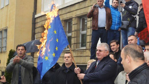 Лидер Сербской радикальной партии публично сжег флаги ЕС и НАТО